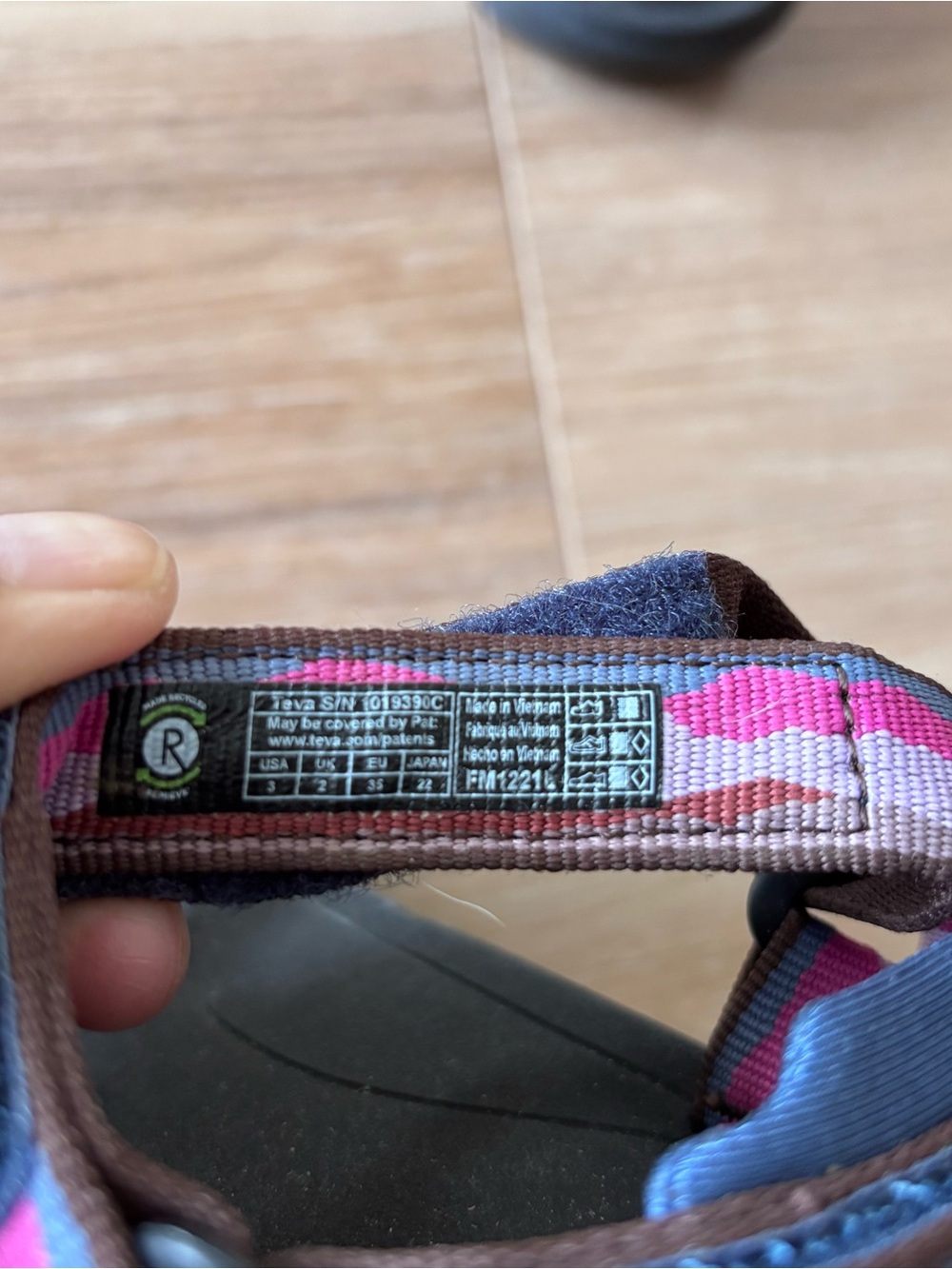 Teva girls size 3 Guc normal wear - Picture 5 of 5